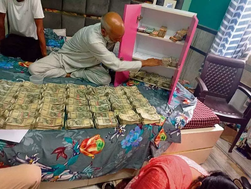 Paonta Sahib के घर पर छापा मारा, 59 लाख रुपये से अधिक जब्त