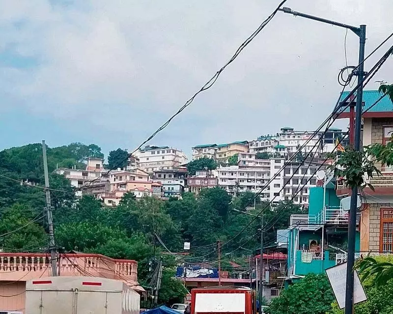 Dharamsala में सड़क किनारे पार्किंग यात्रियों के लिए अभिशाप