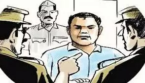 Aligarh: थाना पुलिस ने फर्जी जीएसटी अधिकारी को गिरफ्तार किया