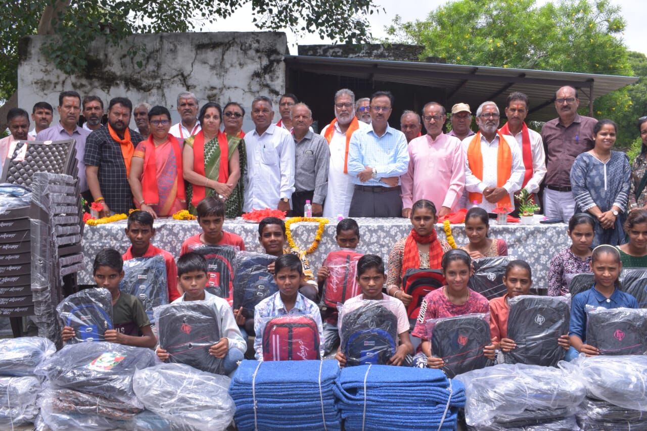 श्री राम मण्डल सेवा संस्थान ने कि Pondras School में विद्यार्थियों के लिए आवश्यक सामग्री वितरित