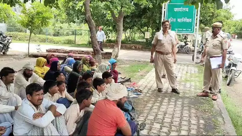 Bharatpur: साइबर ठग से परेशान परिवार का IG ऑफिस पर प्रदर्शन