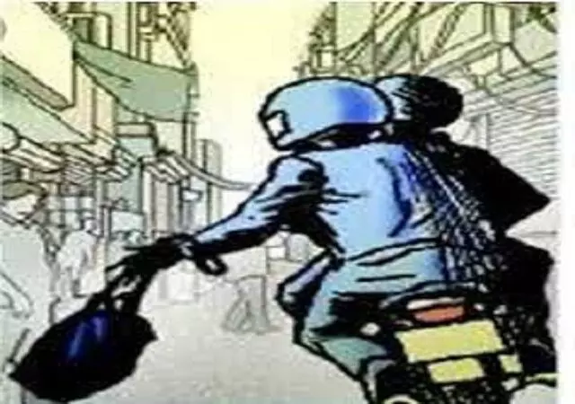 Mathura: युवक से दिनदहाड़े पांच लाख रुपये लूटे, बाइक से आए थे लुटेरे