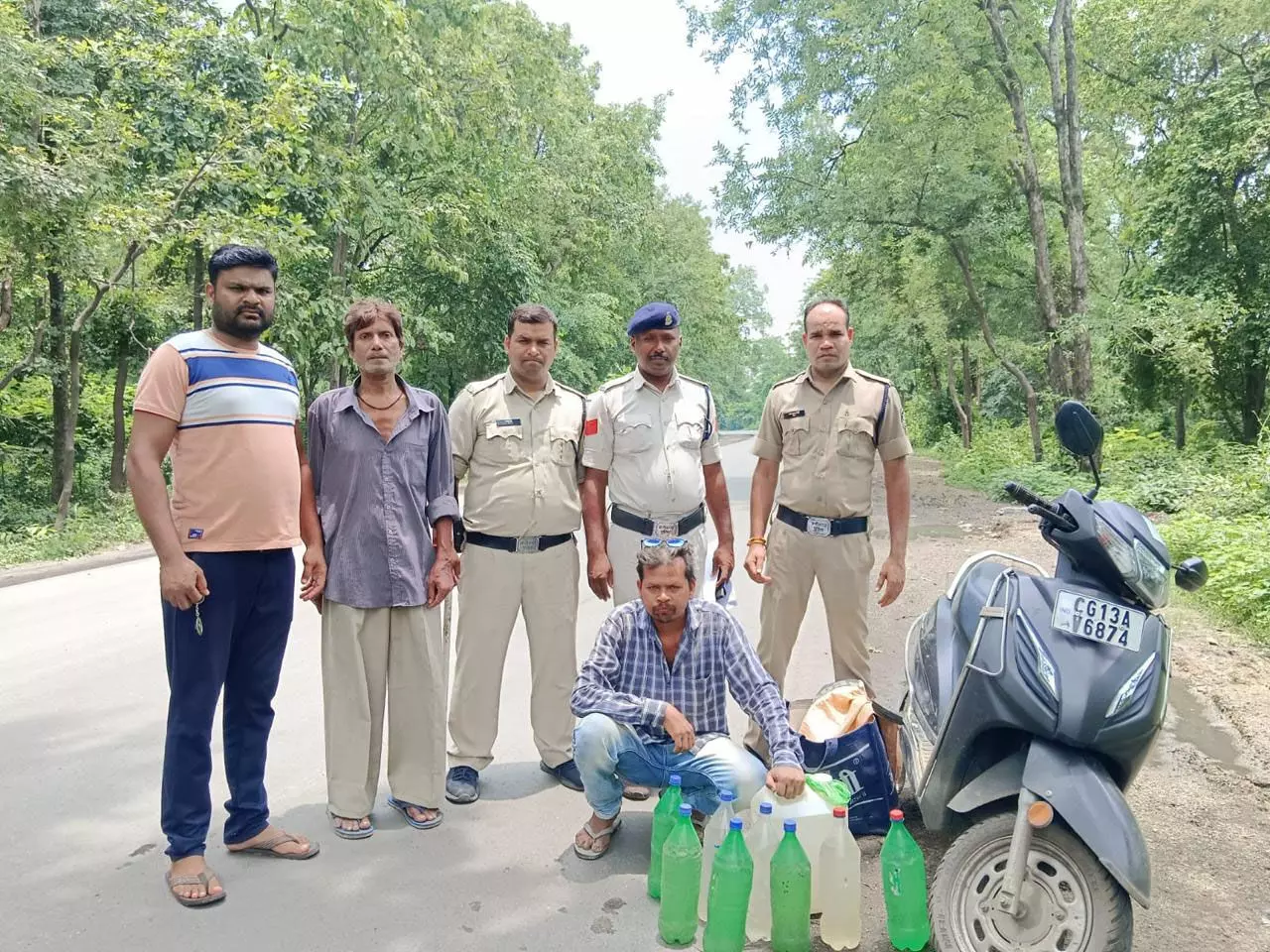 स्कूटी चालक महुआ शराब के साथ गिरफ्तार