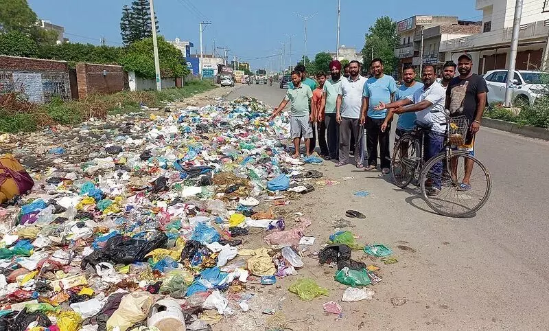 Mahal गांव के निवासी कूड़ा उठाने में देरी से नाराज