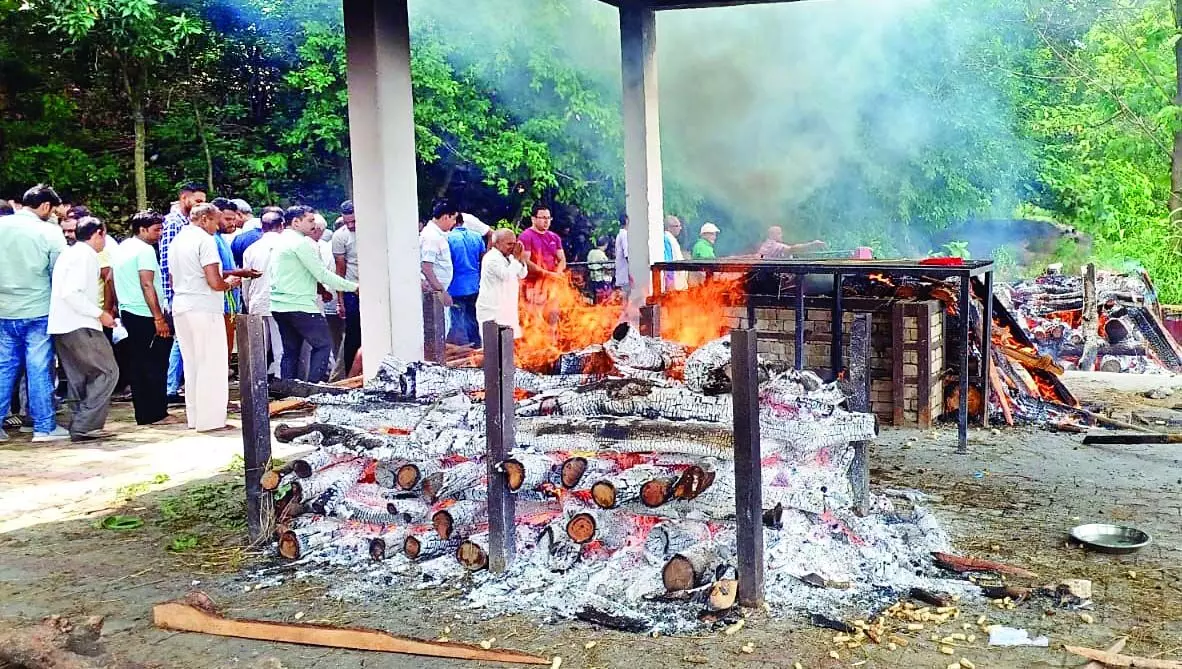 Nadaun के शमशानघाट पर एक साथ जली तीन चिताएं