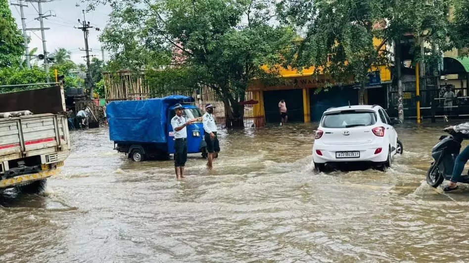 Assam : गुवाहाटी पुलिस ने बाढ़ के दौरान अधिकारियों के प्रयासों की सराहना की