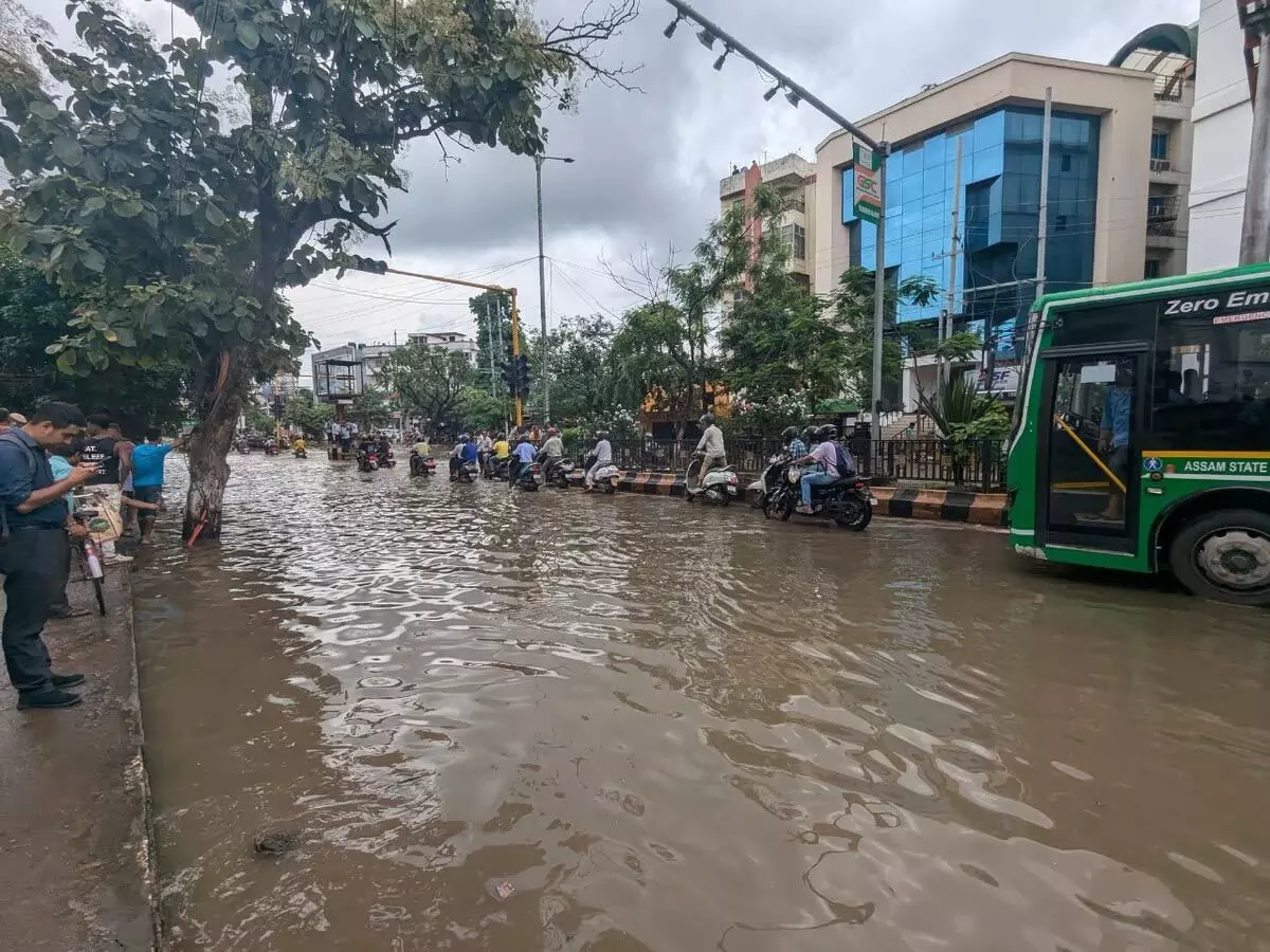Assam :  गुवाहाटी ट्रैफिक पुलिस ने रुक्मिणीगांव में जलभराव से बचने के लिए यातायात डायवर्ट किया