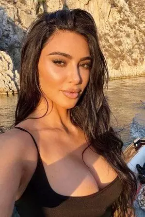 ग्रीस में धूप भरी छुट्टियां बिता रही Kim Kardashian