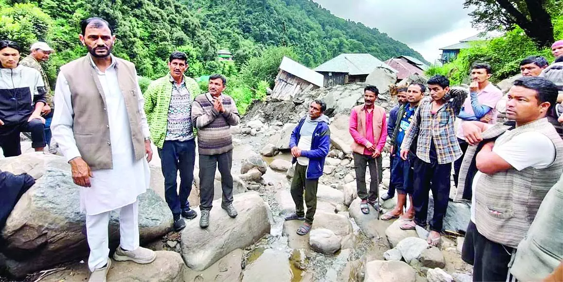 Vidhaayak पूर्ण चंद ठाकुर ने चौहारघाटी के बाढग़्रस्त इलाकों का किया दौरा