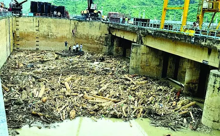 Pandoh Dam से सिल्ट निकालने का काम जारी