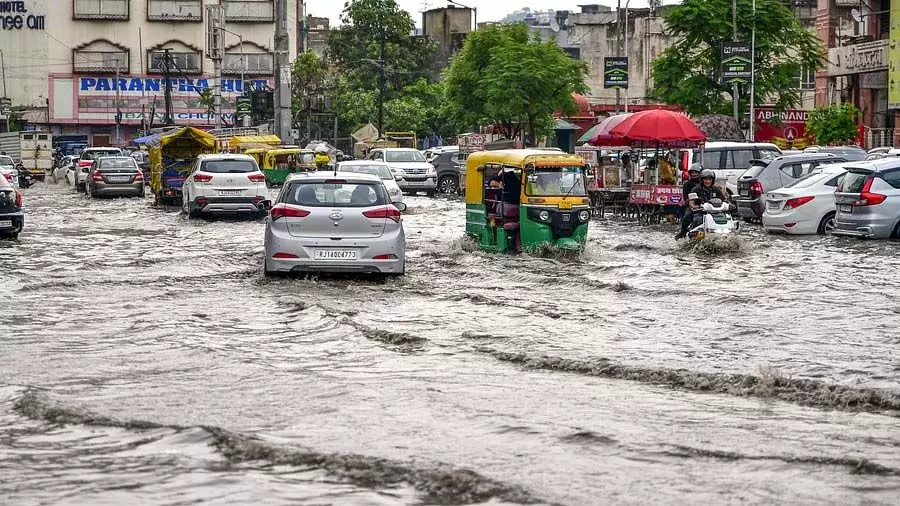 Rajasthan के जैसलमेर, पाली, जोधपुर में भारी बारिश के बाद बाढ़ जैसे हालात