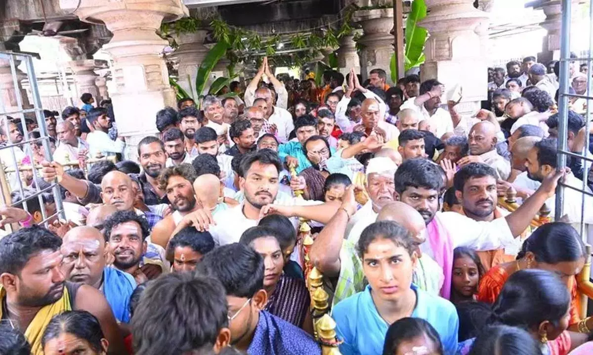 Kurnool: श्रीशैलम मंदिर में एक महीने तक चलने वाला श्रावण महोत्सव शुरू हुआ