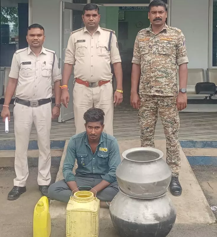 Raigarh : महुआ शराब बनाकर बिक्री करने वाले पर पुलिस की कार्रवाई