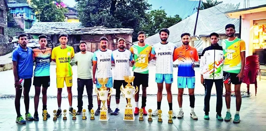 Volleyball टूर्नामेंट की ट्राफी पर पुखरी का कब्जा