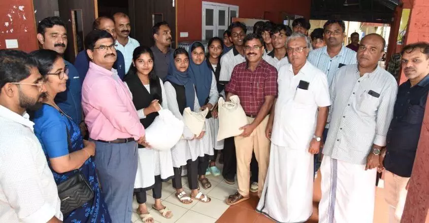 KERALA :  मलप्पुरम के छात्रों ने अपनी फसल से 1 टन चावल वायनाड भूस्खलन पीड़ितों को दान किया