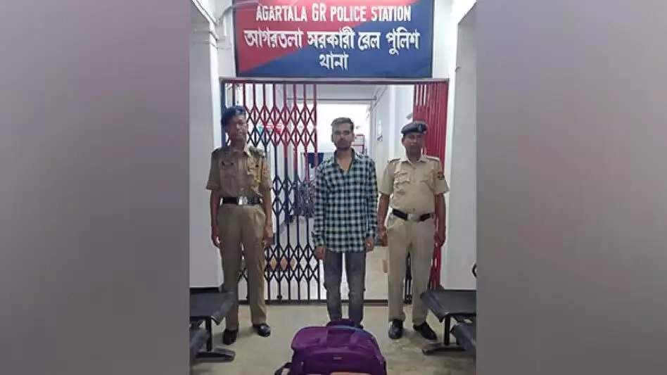 Tripura : अगरतला रेलवे स्टेशन से 13 किलोग्राम सूखे गांजे के साथ बिहार का व्यक्ति गिरफ्तार