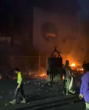 Dhaka में आवामी लीग के जलते हुए कार्यालय में टाइल से लेकर शौचालय तक, लूटपाट जारी