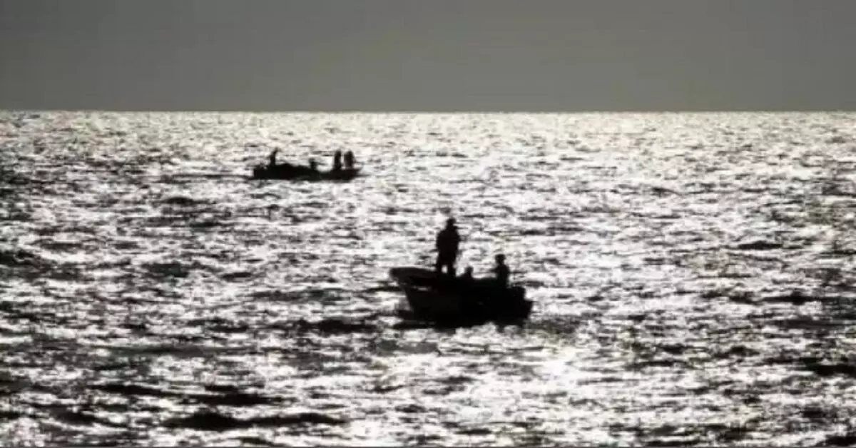 Kendrapara में तीन नावें पलटीं, 16 मछुआरे लापता, बचाव अभियान शुरू