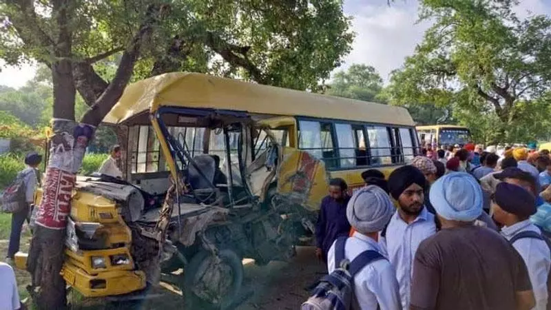 Ludhiana: स्कूल बस पेड़ से टकराई, छात्र की मौत