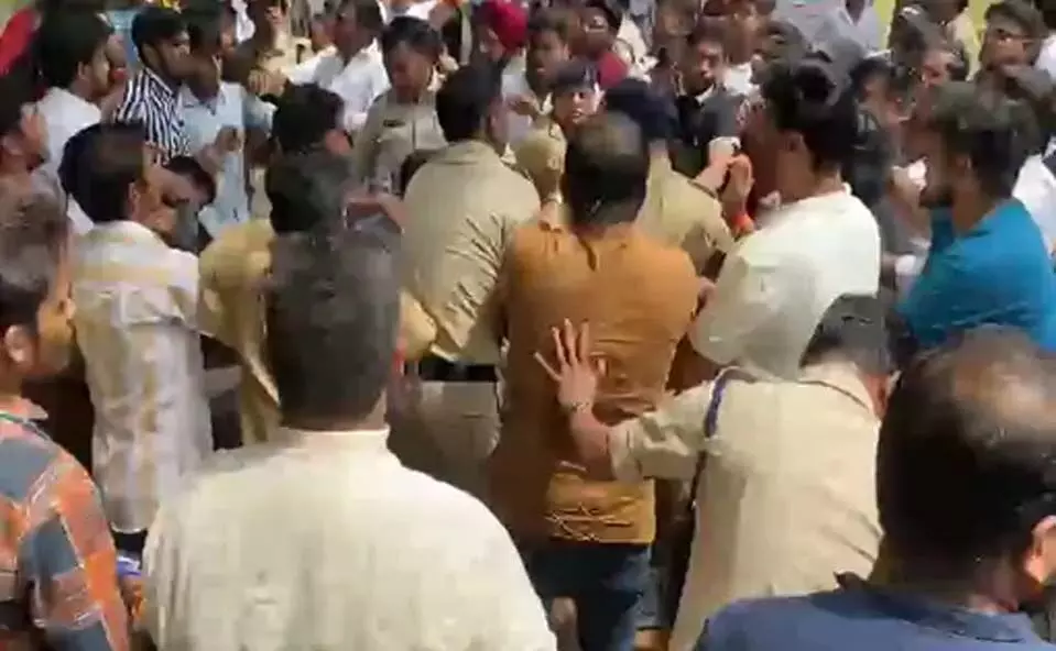 RAIPUR BREAKING: ABVP -NSUI के कार्यकर्ताओं में हुई हाथापाई, देखे VIDEO ...