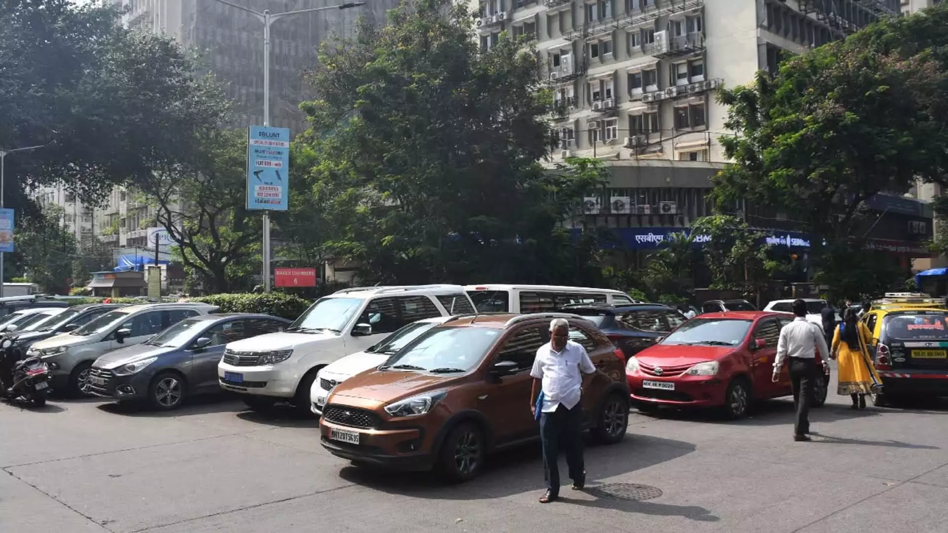 Mumbai : शहर की 23 लाख कारों में से 8 लाख गैर-निर्धारित स्थानों पर पार्क