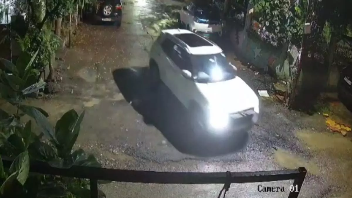 BREAKING: कार चोरी करने का नया तरीका, देखें CCTV फुटेज