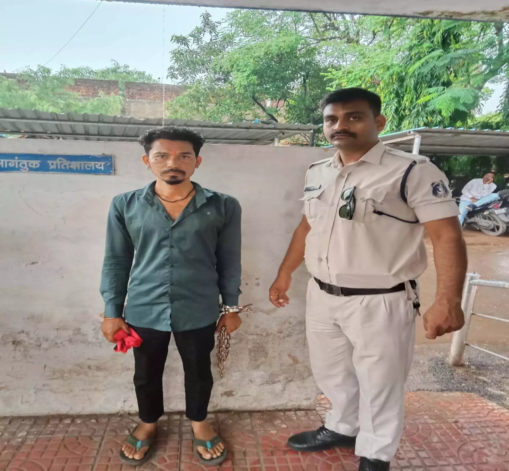 RAIPUR BREAKING: पहाडी पारा ATM के सामने चाकू लेकर घूमते युवक गिरफ्तार