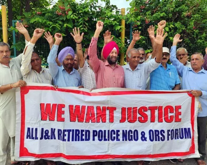 सेवानिवृत्त पुलिसकर्मियों ने किया विरोध प्रदर्शन, लंबित मांगों को लेकर किया प्रदर्शन