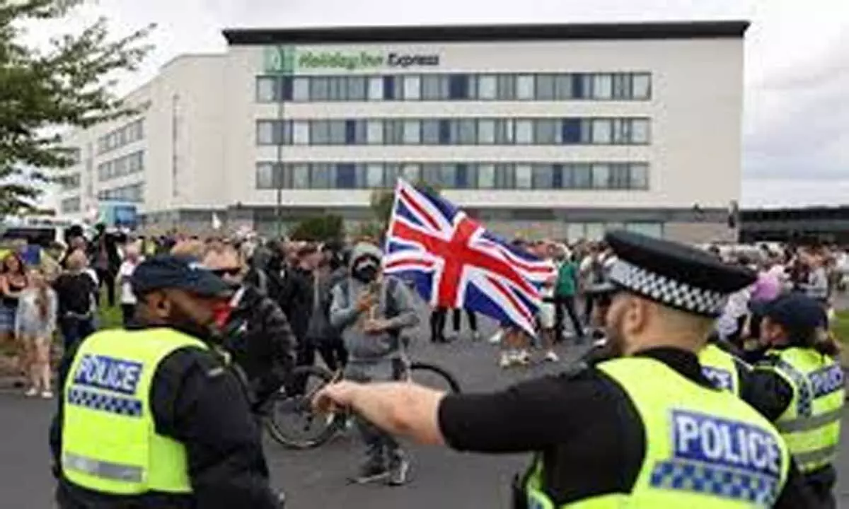 Britain में दक्षिणपंथी दंगों से निपटने के लिए 6,000 विशेषज्ञ पुलिसकर्मी तैयार