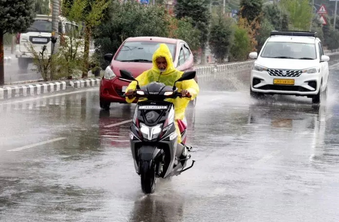 SRINAGAR: बारिश से राहत, श्रीनगर की सड़कों पर पानी भरा