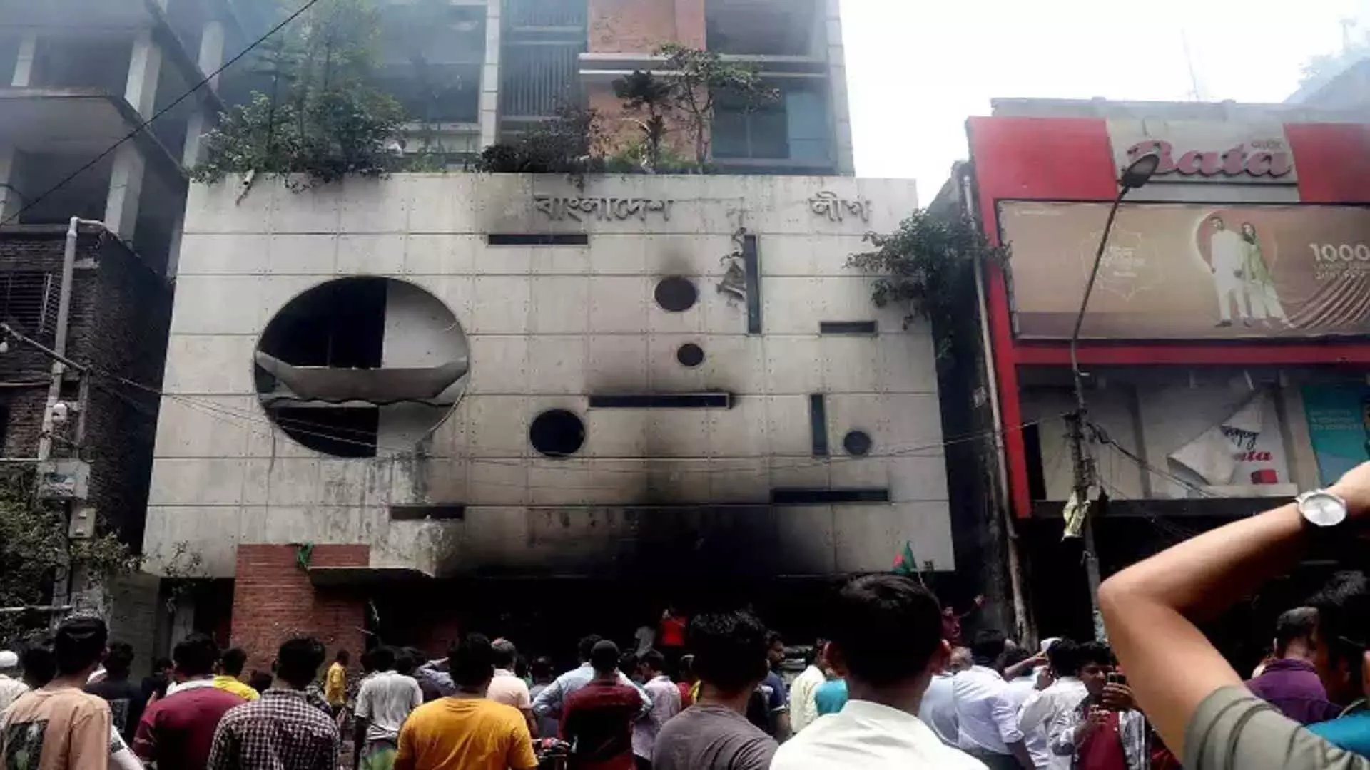 Bangladesh अवामी लीग नेता के होटल में कम से कम 24 लोगों की मौत