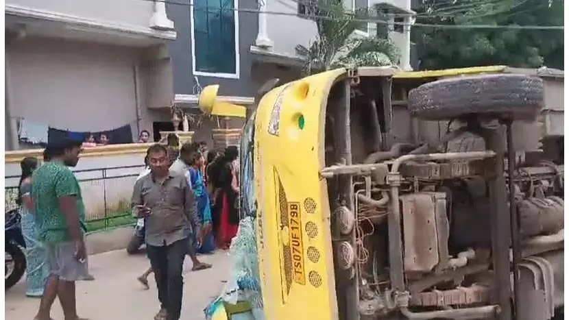 Hyderabad में स्कूल बस पलटने से नौ छात्र घायल