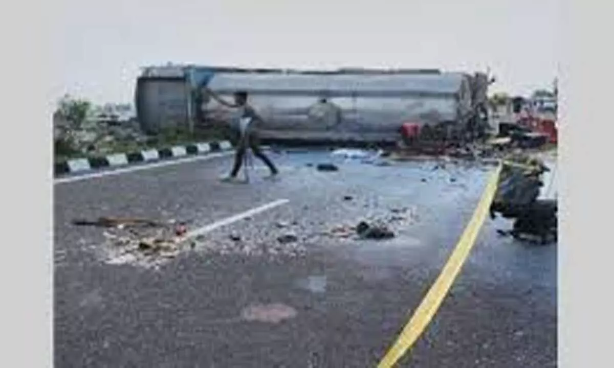 UP हाईवे पर ट्रक से टकराए टैंकर से लोगों ने लूटा दूध