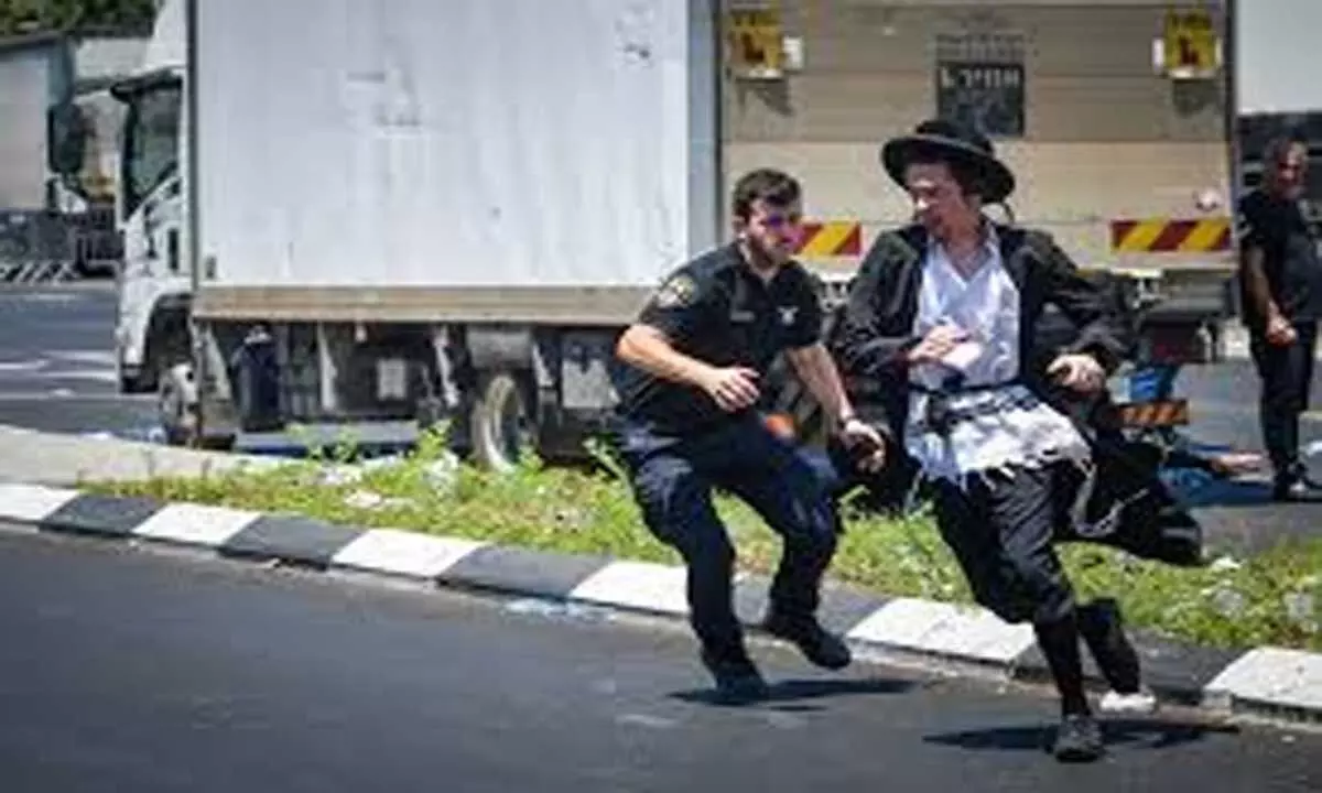 Tel Aviv: अति-रूढ़िवादी ड्राफ्ट विरोधी प्रदर्शनकारियों ने इज़रायली सैन्य अड्डे में घुसपैठ की