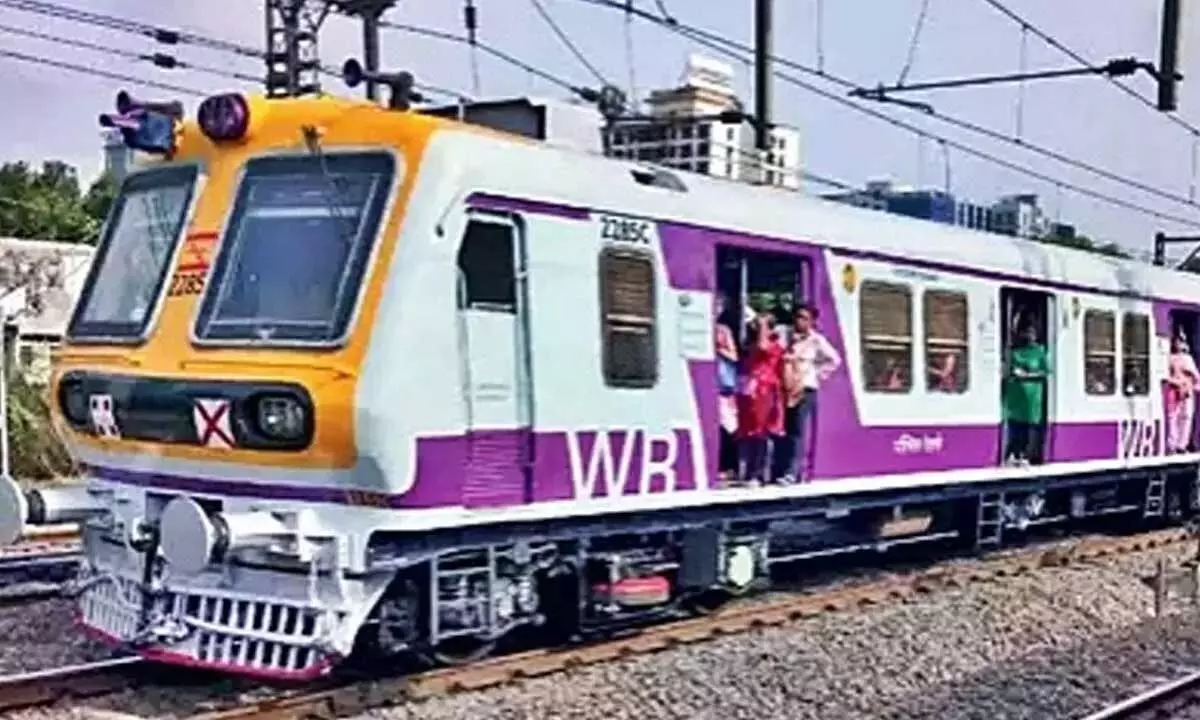 BJP MP ने मुंबई उपनगरीय ट्रेनों की आवृत्ति बढ़ाने की मांग की