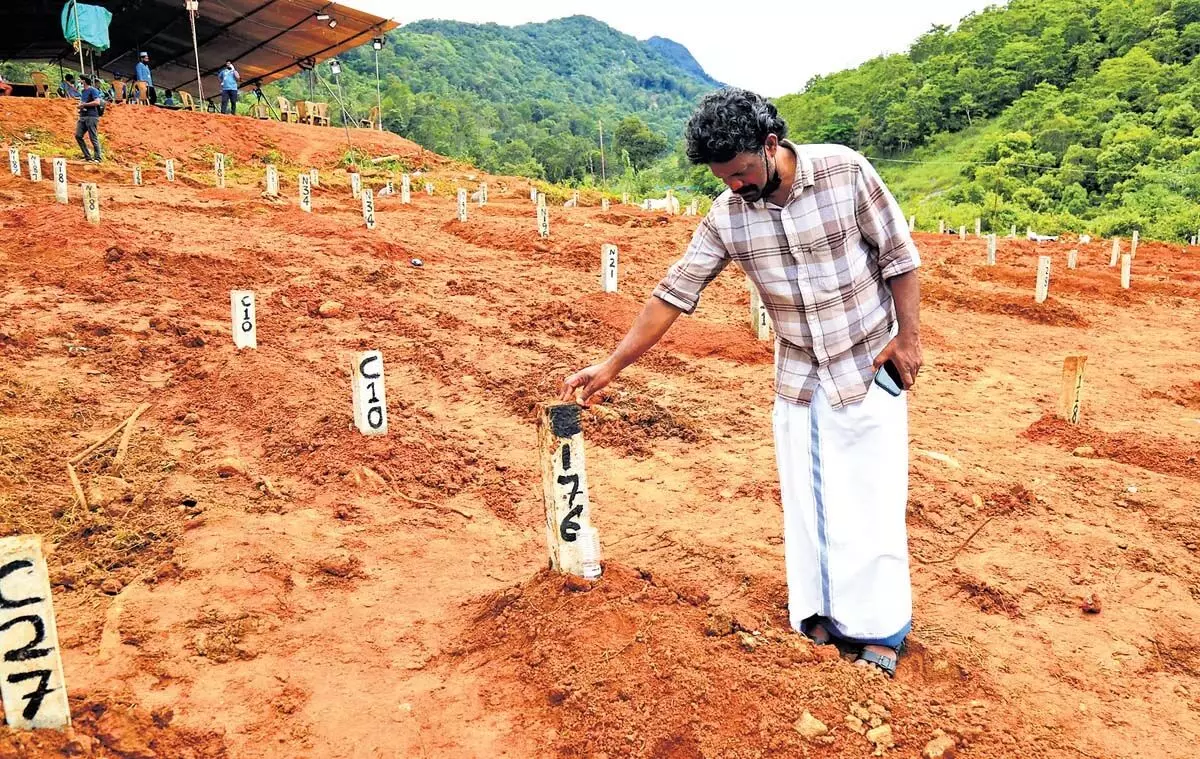 Landslide  : ‘उसे यहीं सोने दो, क्योंकि उसके सभी प्रियजन भी यहीं विश्राम कर रहे हैं’, चूरलमाला निवासी ने अपने परिवार को खोने का दुख जताया