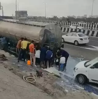 VIDEO: गाड़ी में पड़ी रही ड्राइवर की लाश, लोग लूटते रहे दूध