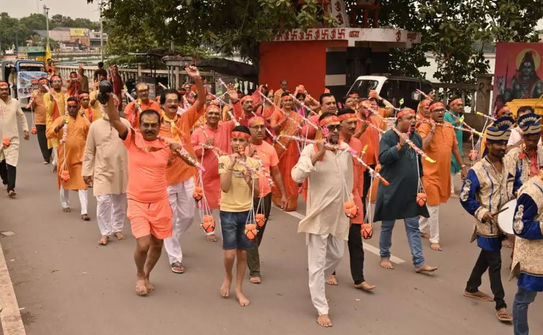 Raipur: धूमधाम से निकली कावड़ियों की शोभा यात्रा