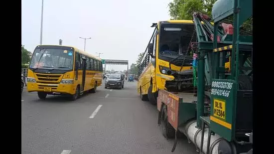 Noida: करीब 350 स्कूल वाहनों के पास फिटनेस सर्टिफिकेट नहीं