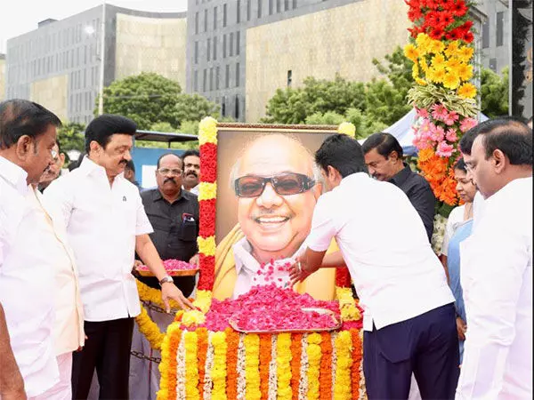 Tamil Nadu CM ने एम. करुणानिधि को उनकी छठी पुण्यतिथि पर श्रद्धांजलि दी