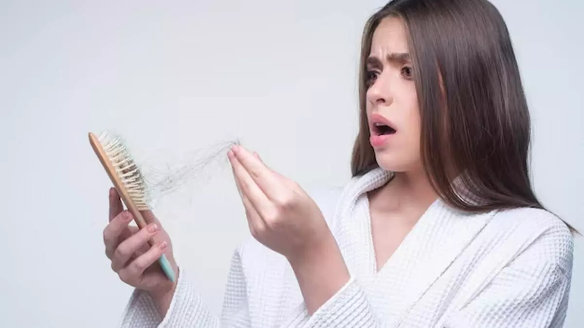 Hair tips: घर में बनाएं बाजार जैसा एंटी हेयरफॉल ऑयल