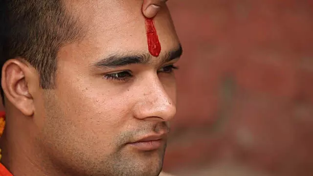 Tilak Benefits: माथे पर तिलक लगाने से दिन के हिसाब से कई फायदे होते