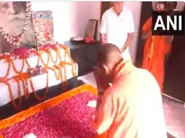 CM Yogi ने अयोध्या में परमहंस रामचंद्र दास महाराज स्थल पर पुष्पांजलि अर्पित की