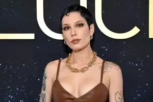 Halsey ने बताया, 20 साल की उम्र में कॉन्सर्ट के दौरान उनका गर्भपात हो गया था