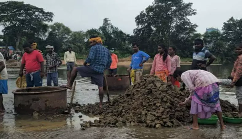 सरपंच-ग्रामीणों के भूख हड़ताल से प्रशासन के फुले हाथ-पांव, जर्जर पुलिया का मामला