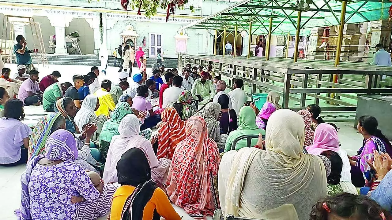 Bajreshwari Temple कांगड़ा में 1500 नतमस्तक