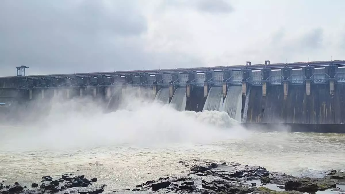 उकाई बांध के 4 गेट खोले गए, Tapi river के आसपास के गांवों को अलर्ट जारी