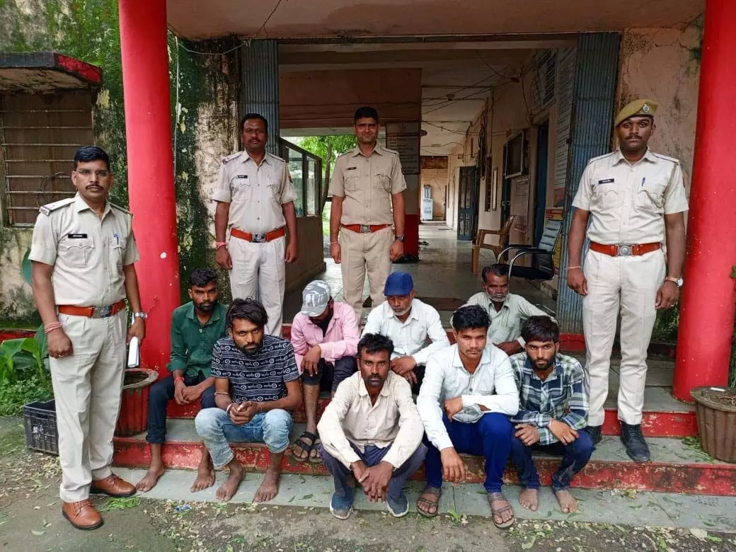 घर में घुसकर मारपीट व तोड़फोड़, 8 लोग Arrested