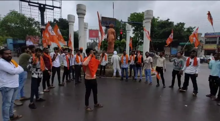 शिवसेना ने जलाया बांग्लादेशीय आतंकवादियों का पुतला