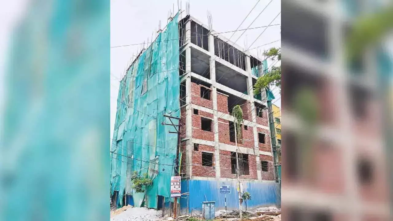 GHMC की नाक के नीचे पुराने शहर में अवैध निर्माण फल-फूल रहा है